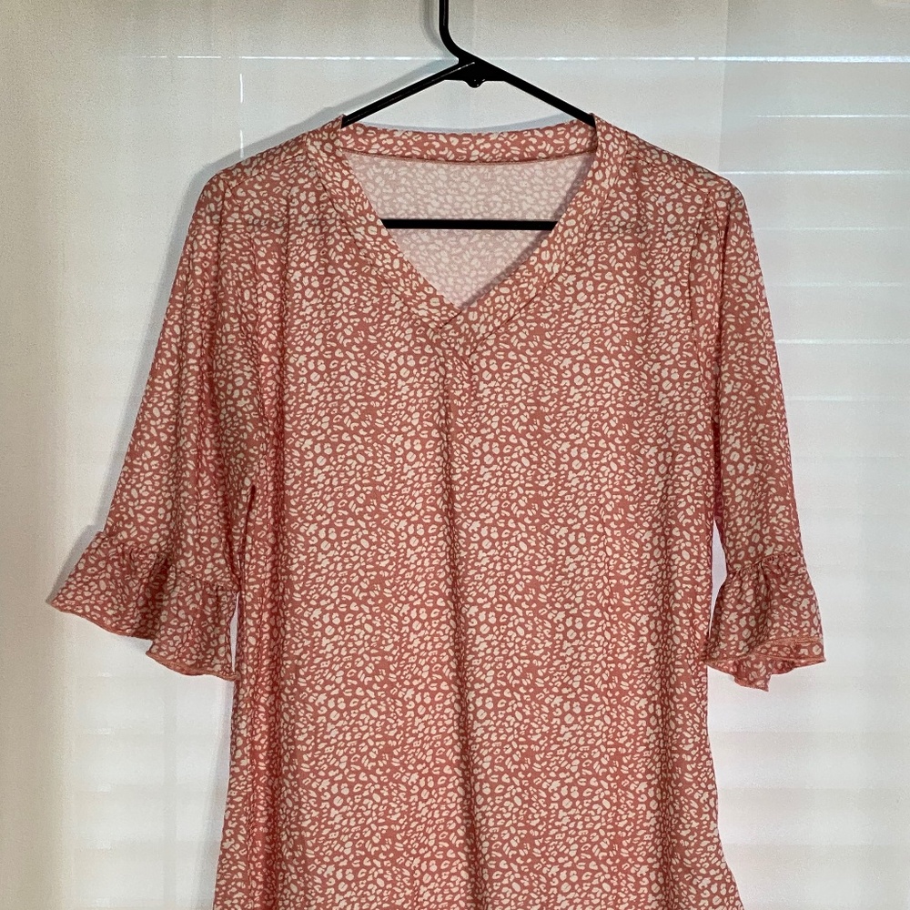 NWT! Medium coral v neck top